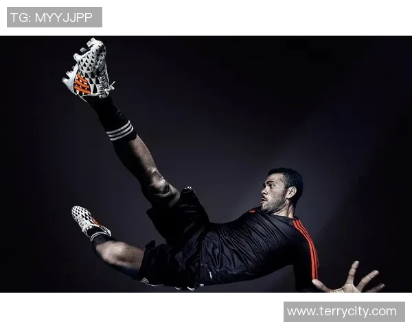 像足球明星一样帅气的男生总能吸引众人的目光与关注